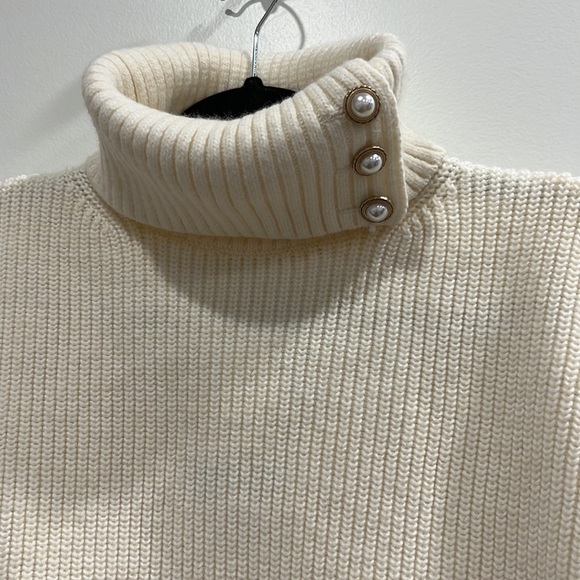 NWT H&M cropped sweater with pearl detail - Picture 2 of 4